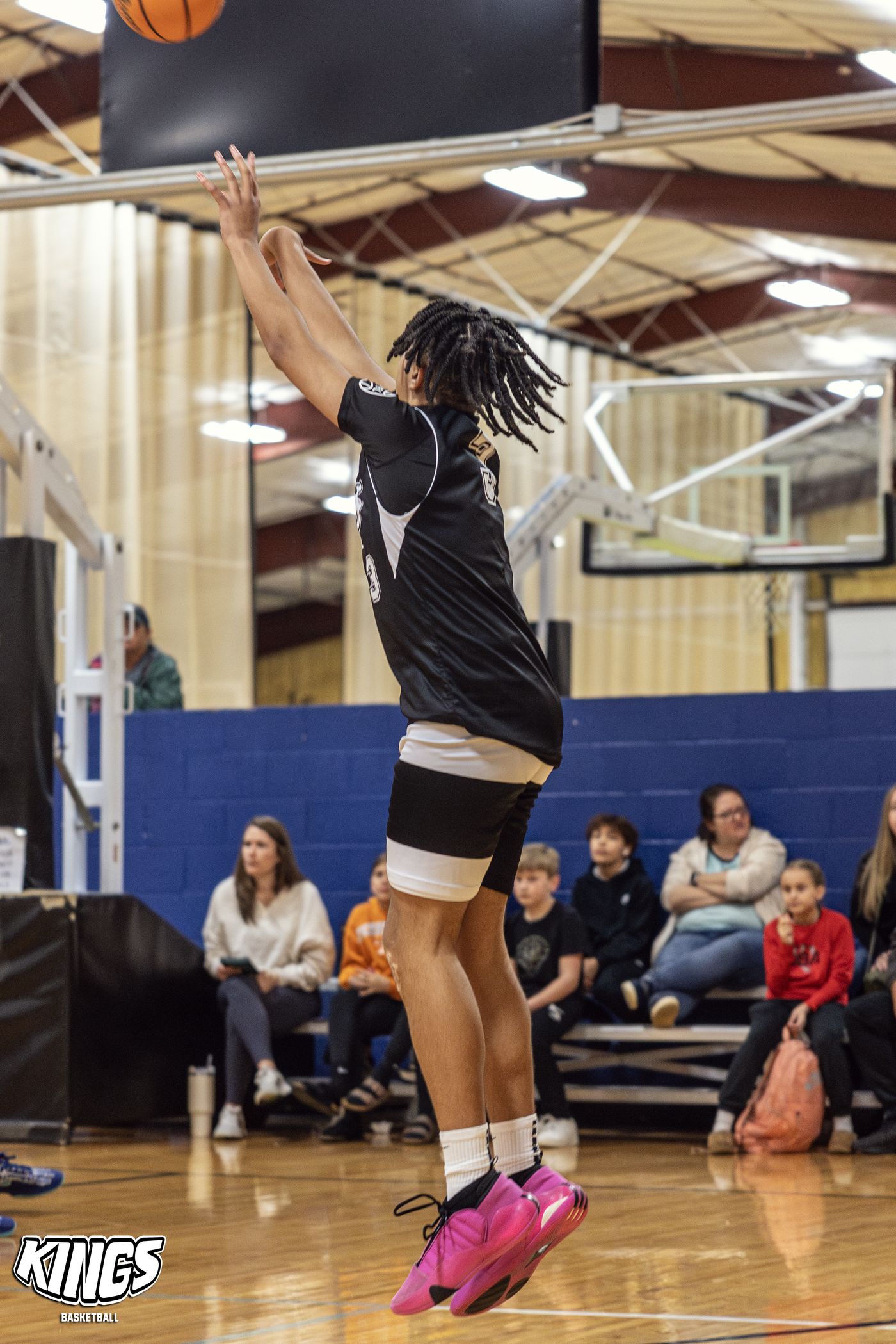 Kings player rising for a jump shot mid-game.
