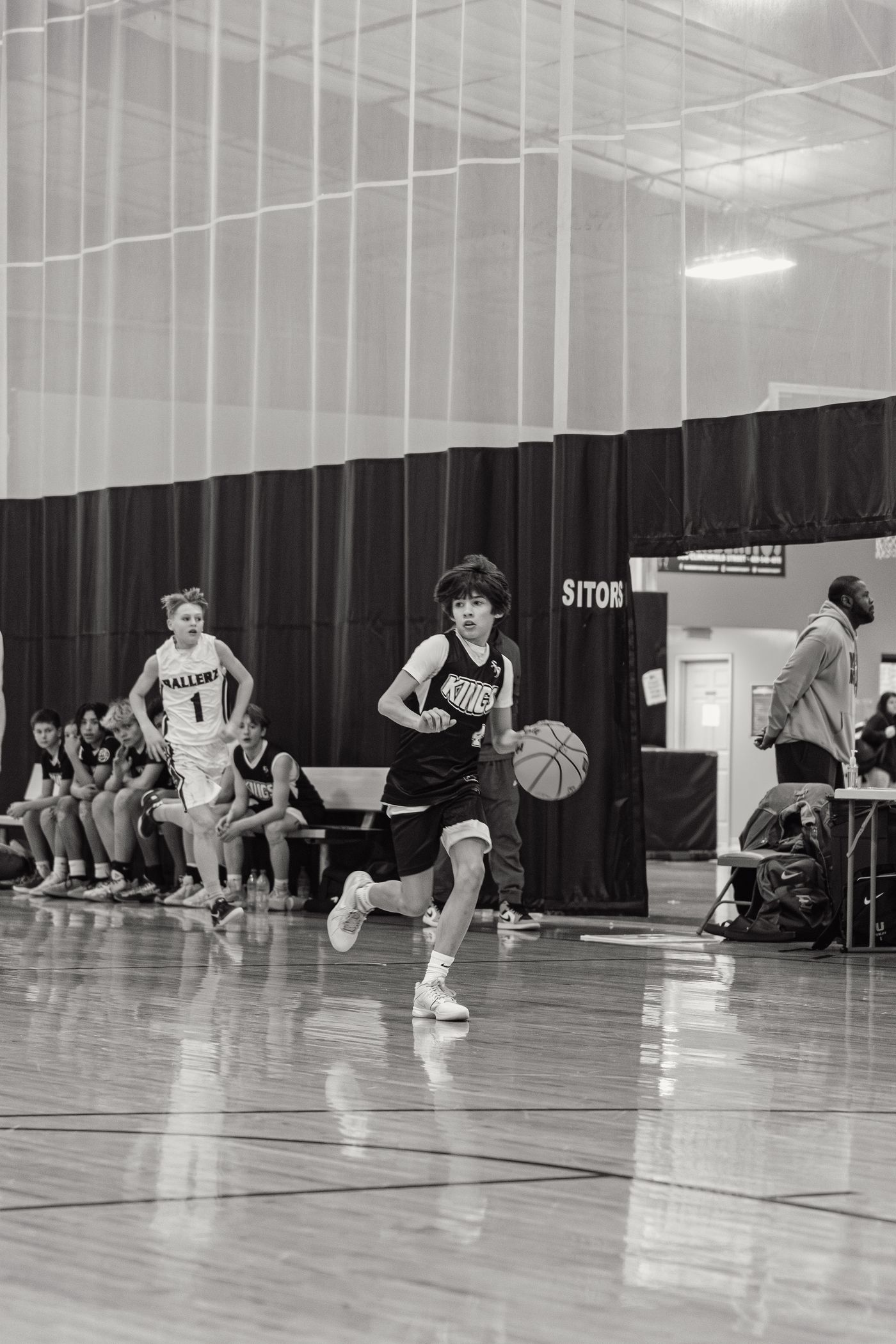 Black and white photo of a Kings player on the court.